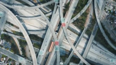 Karmaşık çok kanallı otoyol kavşağındaki trafiğin en alt görüntüsü. Seçili araçları izlemenin ve bilgi sağlamanın görsel efektleri.