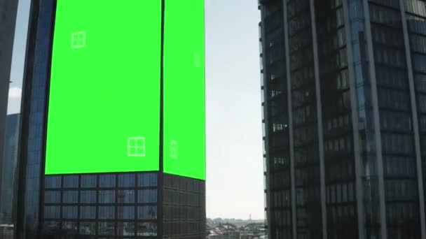 Filmagem Crescente Arranha Céus Modernos Centro Cidade Com Fachadas Grama — Vídeo de Stock