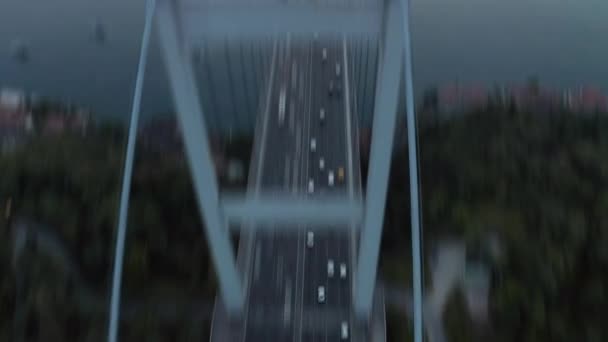 Впереди Оживленный Многополосный Мост Через Босфор Современные Деловые Здания Графика — стоковое видео