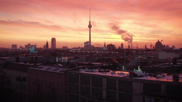 前方の夕方の都市の上を飛ぶ フェルンスハイムとベルリン市内中心部のパノラマ チャートや財務数値とコンピュータグラフィックスを追加しました — ストック動画