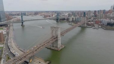 Brooklyn ve Manhattan köprülerindeki yoğun trafiğin hava görüntüleri. Rıhtımda yavaşça araç kuyrukları hareket ediyor. Manhattan, New York City, ABD.