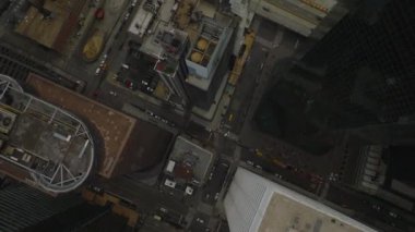 Şehirdeki caddelerin ve binaların kuş bakışı görüntüleri. Şehir merkezinin üzerinde kare şeklinde uçun. Manhattan, New York City, ABD.
