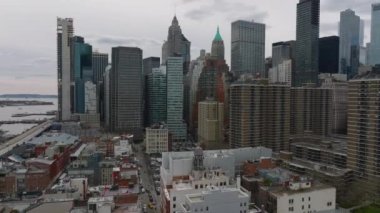 İleriye doğru yükselen sinekler şehir gelişiminin üzerinde. Şehir merkezindeki ofis binalarının modern yüksek binaları. Manhattan, New York City, ABD.