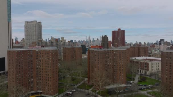 도시의 벽돌로 집들은 공원으로 둘러싸여 Manhattan New York City Usa — 비디오
