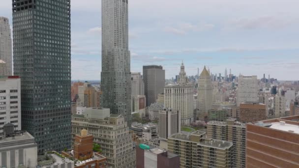 飞越城市上空 市区高楼的高楼镜头 视差效应 纽约市 曼哈顿 — 图库视频影像