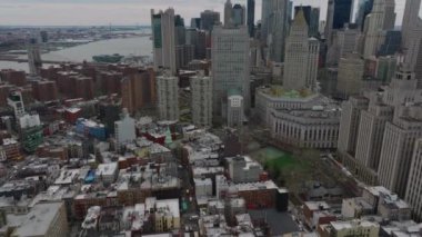 Şehir merkezinin üstünden uç. Şehirdeki binaların ve sokakların yüksek açılı görüntüsü. Önümüzde yüksek binalar var. Manhattan, New York City, ABD.