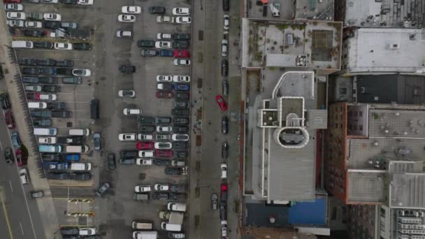 Top Panning Shot Auto Parcheggiate Sul Parcheggio Città Edifici Nel — Video Stock