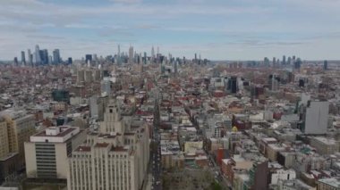 Metropolün üzerinde uçun, şehirde çeşitli binalar. Uzakta modern uzun iş gökdelenleri. Manhattan, New York City, ABD.