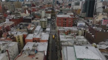 Forvetler caddenin yukarısında uçuyor. Kentsel çevredeki çok katlı apartman evleri tarafından sıralanmış. Manhattan, New York City, ABD.