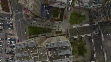 Yüksek binalar arasındaki caddelerin en aşağıdan görüntüsü. Şehir merkezinin üzerinden uç. Manhattan, New York City, ABD.