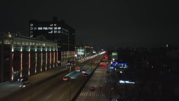 Przód Przelatuje Nad Dużym Ruchem Wzniesieniu Autostrady Wielopasmowej Miejskiej Dzielnicy — Wideo stockowe