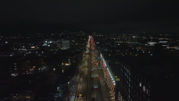 Zdjęcia Lotnicze Ruchliwej Drogi Wielopasmowej Wiodącej Przez Miejską Okolicę Nocna — Wideo stockowe