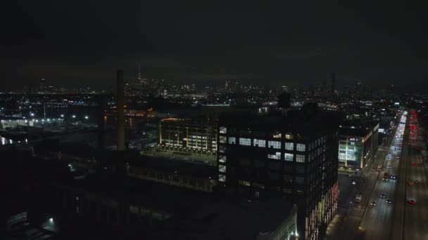 Ночной Полет Над Городом Заводские Здания Оживленная Многополосная Магистральная Дорога — стоковое видео