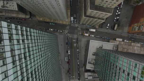 Wysoki Kąt Widzenia Śródmieścia Ulic Między Budynkami Wysokiego Wzrostu Samochody — Wideo stockowe