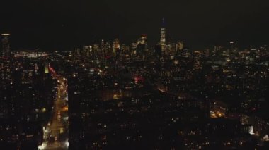 Metropolis 'in gece iniş görüntüleri. Arka planda yüzlerce ışık ve şehir merkezi gökdelenleri olan şehir manzarası. Manhattan, New York City, ABD.