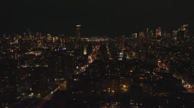Gece büyük şehrin hava panoramik görüntüleri. Yüzlerce renkli ışık var. Manhattan, New York City, ABD.