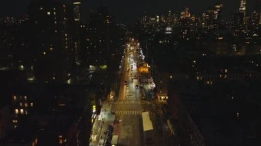 Metropoldeki aydınlık caddenin üzerinde ilerliyorlar. Araçlar çarpışıyor. Manhattan, New York City, ABD.