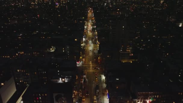 夜城的高角景观 在多车道直街上行驶的车辆上 向前飞去 灯火通明 一片漆黑 纽约市 曼哈顿 — 图库视频影像