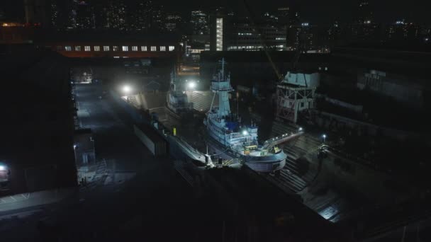 Slide Pan Aerial Footage Ships Dry Docks Repairing Vessels Night — Stock Video