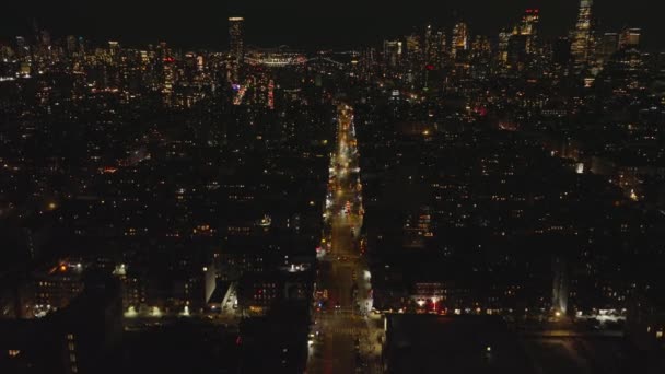 Gece Şehrindeki Aydınlık Caddenin Yüksek Açılı Manzarası Arka Planında Gökdelenler — Stok video