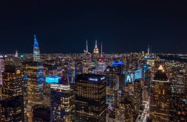 Manhattan 'ın göbeğindeki yüksek katlı ofis ya da apartmanlar. Gece şehir manzarası. Manhattan, New York City, ABD.