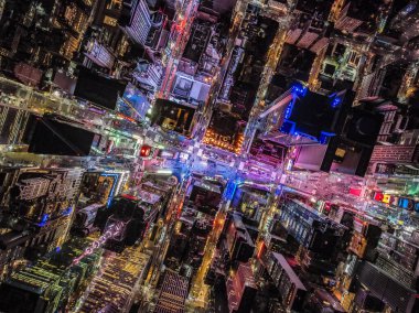 Times Meydanı etrafındaki binaların ve sokakların yukarıdan çekimleri. Reklamlar ve parlak renkli ışık gösterileri. Manhattan, New York City, ABD.