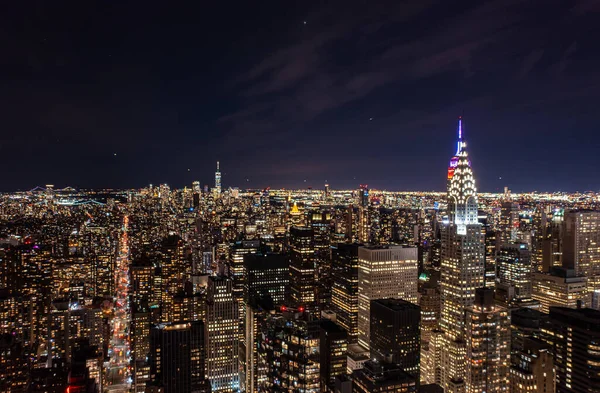 Gece manzarası. Metropolis 'teki yüksek binalarda akşam saatlerinde binlerce ışıklandırılmış pencere. Manhattan, New York City, ABD.