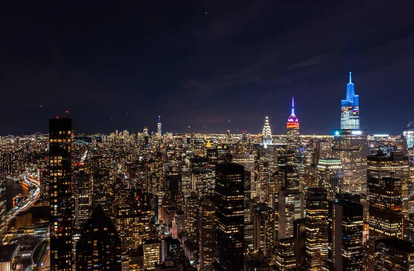 Modern Şehir Gelişiminin Işıklı Pencereleri Geceleri Şehir Merkezindeki Gökdelenlerin Panoramik — Stok fotoğraf