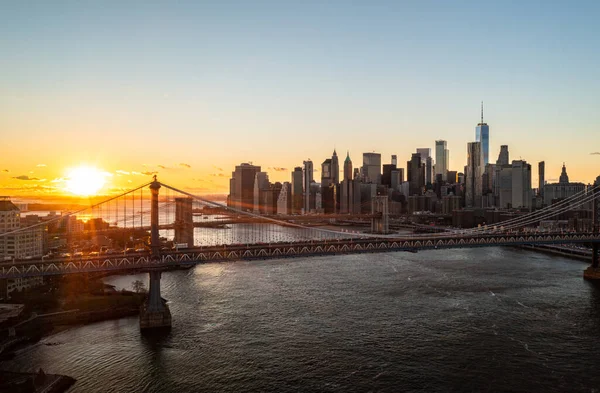 Niesamowite Romantyczne Ujęcie Manhattan Bridge Wieżowców Manhattanu Przeciwko Zachodzącemu Słońcu — Zdjęcie stockowe