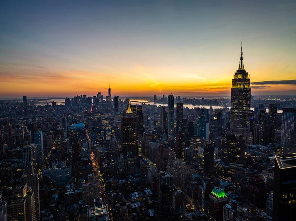 Höga Byggnader Kvarter Omgivna Gator Cityscape Mot Färgglada Solnedgång Himlen — Stockfoto