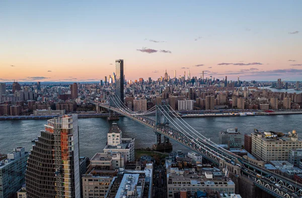 Flygfoto Metropolen Vid Skymningen Manhattan Bro Och Rad Skyskrapor Avstånd — Stockfoto