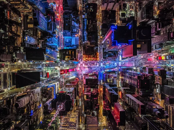 Geceleri Times Meydanı 'nın etrafındaki renkli binaların yukarıdan aşağı görüntüleri. Şehir merkezindeki bloklardaki yüksek binalar. Manhattan, New York City, ABD.