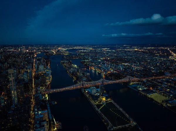 Flygfoto Över Queensboro Bridge Och Roosevelt Island Efter Solnedgången Kvällens — Stockfoto