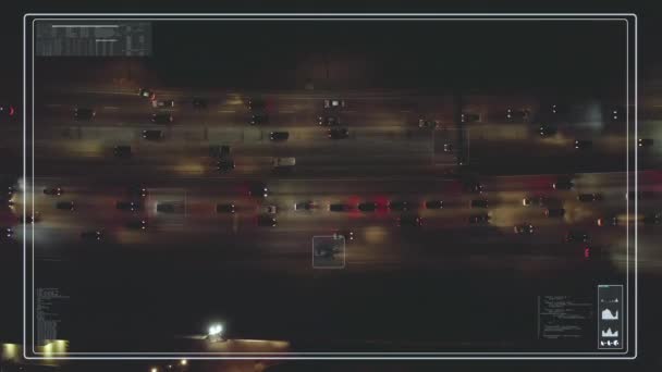 夜市内の忙しいマルチレーン道路上のトラフィックのトップダウン映像 選択した車を追跡する未来的な視覚効果 — ストック動画