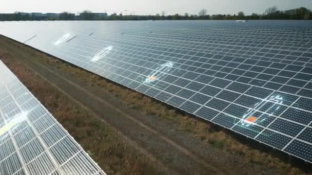 Voe Sobre Fileiras Painéis Fotovoltaicos Fazenda Solar Efeito Visual Mostrando — Vídeo de Stock