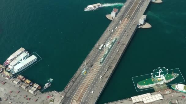 高角度ビュー輸送インフラストラクチャ 広い川を渡って橋を渡るトラムの追跡 拡張現実は公共交通手段を強調する イスタンブール トルコ — ストック動画