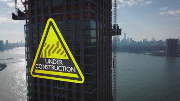 建設中のウォーターフロントにある近代的な高層ビルのバック映像を引く 太陽に対する眺め コンピュータは視覚効果を追加した 米国ニューヨーク市 — ストック動画
