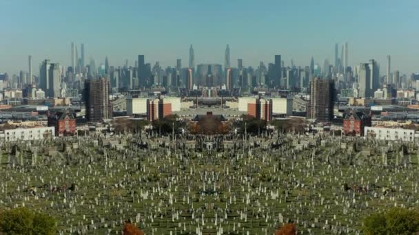 Przód Wznosi Się Ponad Wielkim Cmentarzem Wieżowce Manhattanu Tle Abstrakcyjny — Wideo stockowe