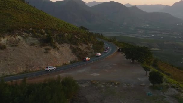 Tracking Group Cars Driving Road Mountains Aerial View Landscape Evening — Αρχείο Βίντεο