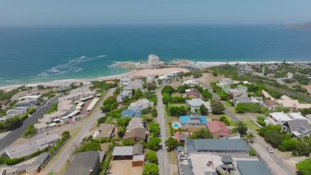 Riprese Aeree Ascendenti Borough Urbano Alto Sopra Costa Del Mare — Video Stock