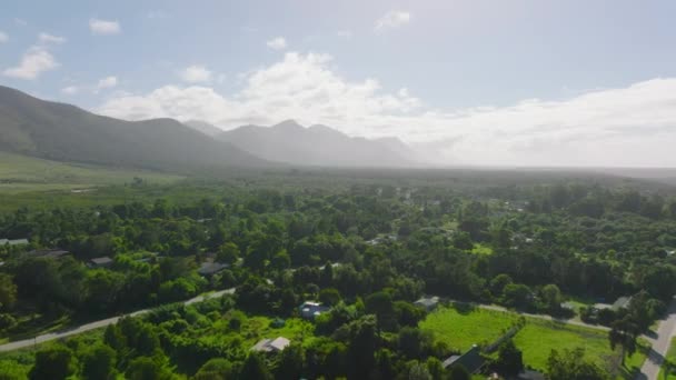 Forwards Fly Village Suburb Houses Surrounded Green Vegetation Mountain Range — Vídeo de Stock