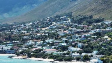 Tropikal turistik bölgelerdeki binaların kayarak ifşası. Deniz kıyısındaki şehir mahallesinde. Güney Afrika.