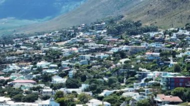 Şehir merkezindeki aile evleri ve konutların hava görüntüleri. Tropikal bölgelerdeki yerleşim yerleri. Güney Afrika.