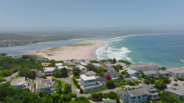 Elevated View Sea Coast Waves Rolling Sand Beach Backwards Reveal — стоковое видео