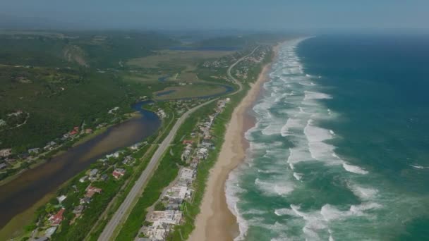 Дивовижні Повітряні Панорамні Кадри Морського Узбережжя Хвилями Котяться Дорога Ряд — стокове відео