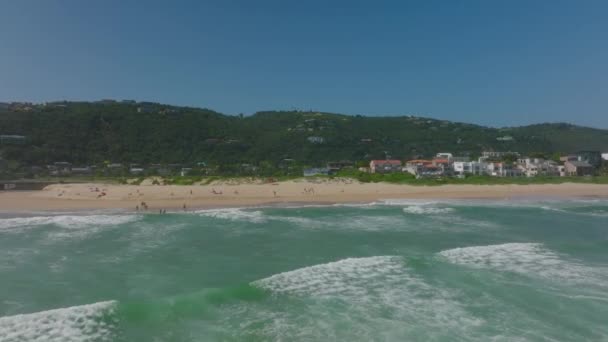 Forwards Fly Coastal Waves Washing Sand Beach People Spending Time — Stock Video