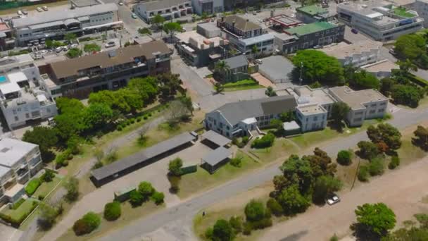 High Angle View Town Development Tilt Reveal Landscape Green Vegetation — стоковое видео