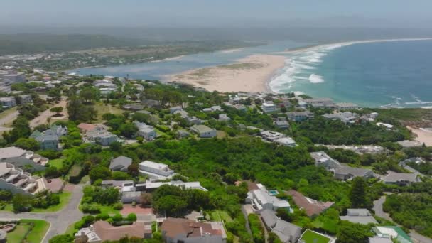 Aerial View Luxury Houses Slope Green Vegetation Descending Sea Coast — Video Stock