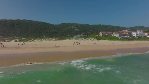 People Enjoying Sunny Day Sand Beach Backwards Reveal Water Surface — Stockvideo
