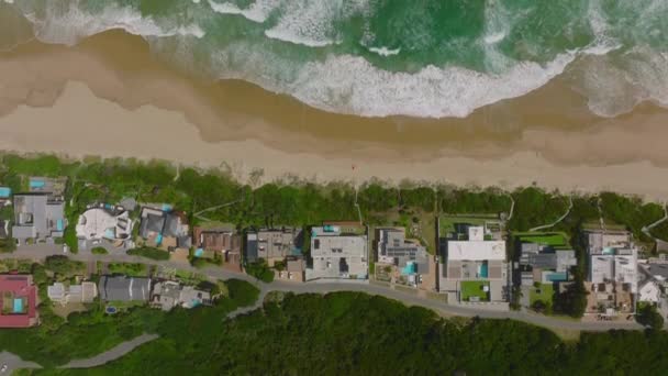 Top View Houses Surrounding Narrow Sand Beach Sea Coast White — Stockvideo